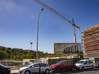 Construcción de edificios en la Vega Baja enfrente del casco histórico de Toledo. 