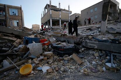 Varias personas buscan entre los escombros supervivientes tras el terremoto en la ciudad iraní de Sarpol-e Zahab.