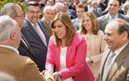 La presidenta de la Junta de Andalucía, Susana Díaz, saluda a los trabajadores de Oleoestepa momentos antes de participar en la clausura de las jornadas técnicas organizadas por esta firma con motivo de la XVI Feria Comarcal del Aceite de Oliva Virgen Extra, hoy en Estepa (Sevilla).