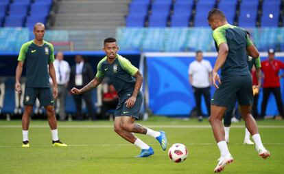 Miranda, Gabriel Jesus y Casemiro, durante un entrenamiento.