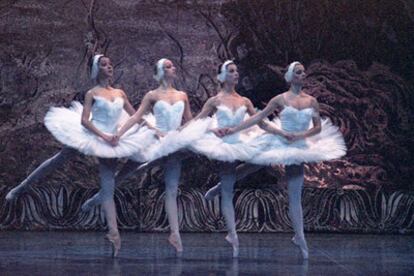 Una escena de <i>El lago de los cisnes,</i> por el Ballet Imperial Ruso.