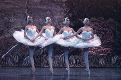 Una escena de <i>El lago de los cisnes,</i> por el Ballet Imperial Ruso.