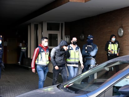 Un detenido después del registro en la concejalía de Deportes del Ayuntamiento de Cornellà del Llobregat.