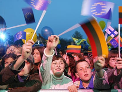 Niños y jóvenes lituanos ondeaban en la madrugada del sábado banderas de la Unión Europea y de Lituania en su capital, Vilnius.