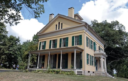 La casa-museo de Emily Dickinson en Amherst, Massachusetts. Abajo, un sello dedicado a la poeta estadounidense.