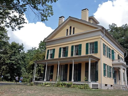 La casa-museo de Emily Dickinson en Amherst, Massachusetts. Abajo, un sello dedicado a la poeta estadounidense.