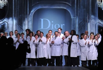 Unos 40 trabajadores del estudio de Dior, con bata blanca, han salido a saludar al final del desfile en lugar del modisto John Galliano.