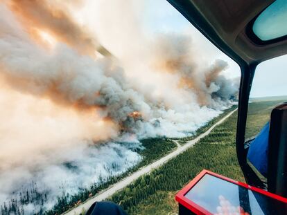 Los bomberos sobrevuelan una de las zonas afectadas.