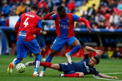 Correa pelea el balón desde el suelo con Jefferson Lerma, en el centro, y Navarro.