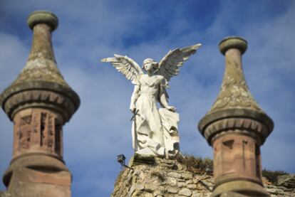 Vista del ángel que domina el paisaje en el cementerio de Comillas, en Cantabria.