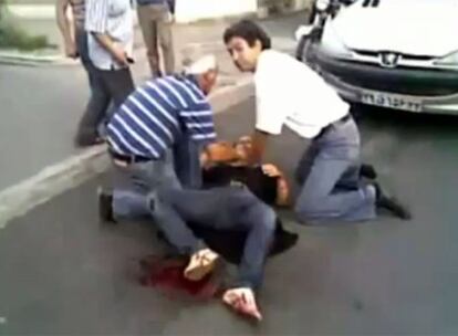 Arash Heyazi (a la derecha, con camisa blanca) trata de auxiliar en vano a la joven Neda, asesinada de un balazo el 21 de junio en Teherán.
