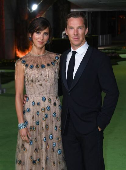 El actor de las películas de Marvel, Benedict Cumberbatch, ha aparecido junto a su mujer a la entrada de la gala del Academy Museum of Motion Pictures.