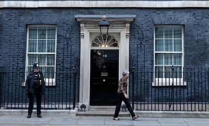 La primera ministra británica, Theresa May, sale del 10 de Downing Street para saludar a la primera ministra de Nueva Zelanda, Jacinda Ardem, en Londres.


 