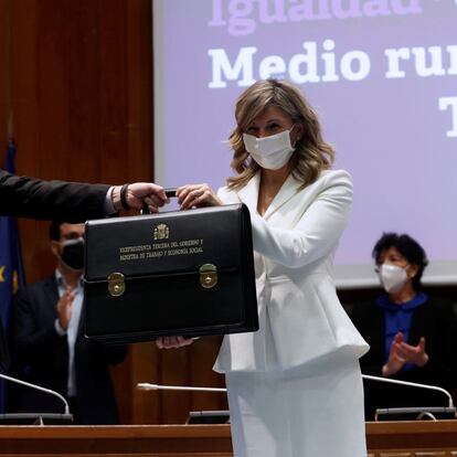 El vicepresidente del Gobierno y ministro de Asuntos Sociales y Agenda 2030 saliente, Pablo Iglesias, en el traspaso de cartera ministerial a la nueva vicepresidenta tercera y ministra de Trabajo y Economía social, Yolanda Díaz.