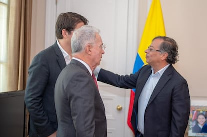Gustavo Petro, Miguel Uribe (al fondo) y Álvaro Uribe, durante una reunión en la Casa de Nariño.