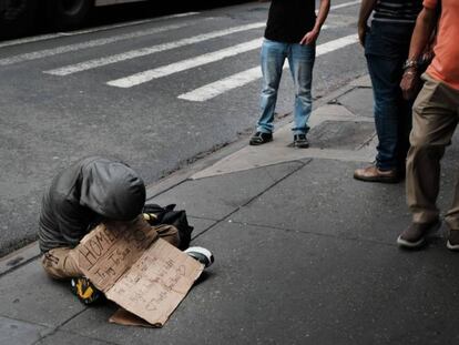 Uma pessoa sem-teto nas ruas de Nova York.