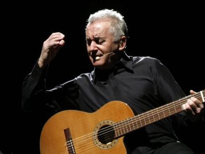 En cantante Víctor Manuel en pleno concierto.