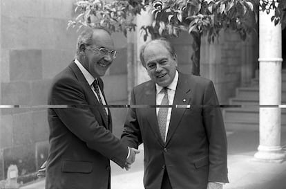 El lehendakari vasco José Antonio Ardanza, a la izquierda, con Jordi Pujol, en el Palau de la Generalitat de Cataluña el año 1997.
