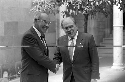 El lehendakari vasco José Antonio Ardanza, a la izquierda, con Jordi Pujol, en el Palau de la Generalitat de Cataluña el año 1997.