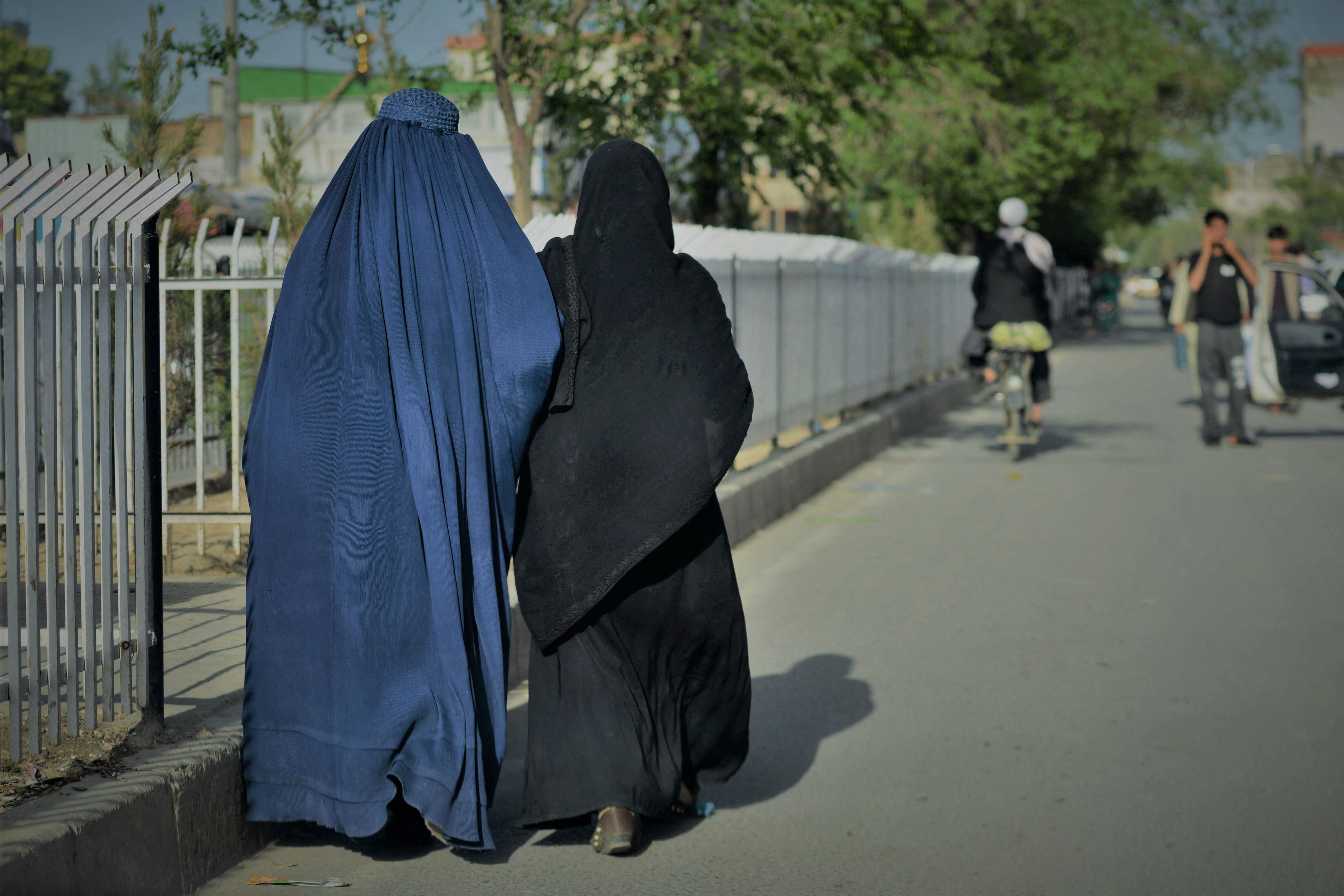 Dos mujeres en las calles de Kabul en mayo de 2022
