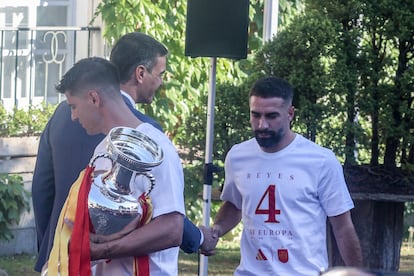 El presidente del Gobierno, Pedro Sánchez, saluda al futbolista Dani Carvajal, durante la recepción a la selección en la Moncloa la semana pasada.