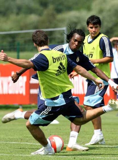 Balboa, con Saviola detrás, ayer en el entrenamiento del Madrid.