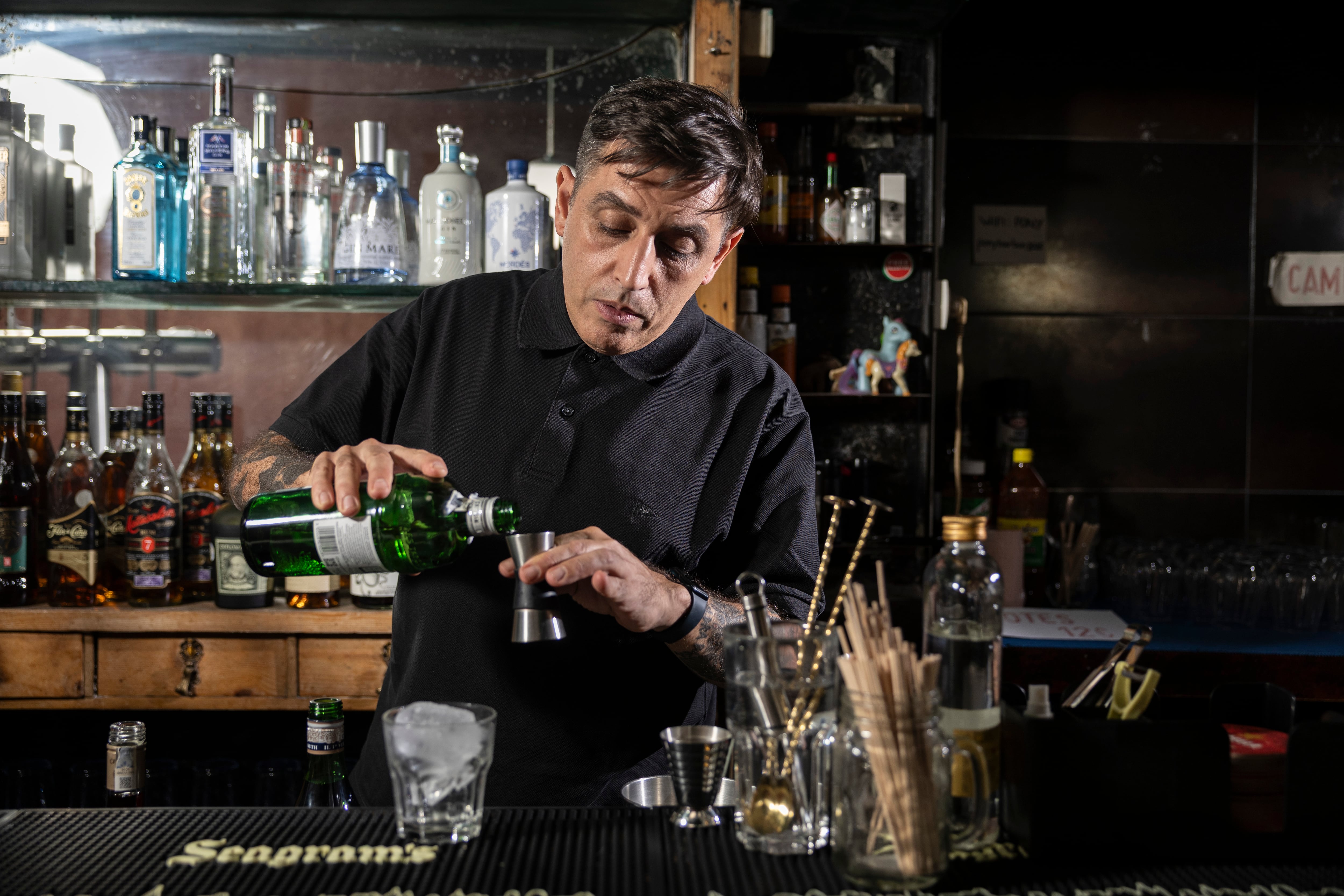 Jota preparando un Negroni en la barra de su bar Pony.