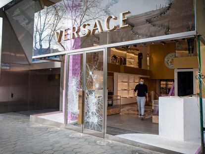 El escaparate de la tienda Versace del paseo de Gràcia de Barcelona, este domingo.