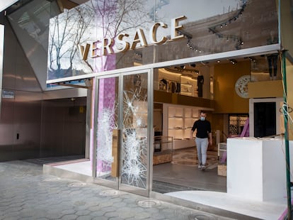 El escaparate de la tienda Versace del paseo de Gràcia de Barcelona, este domingo.