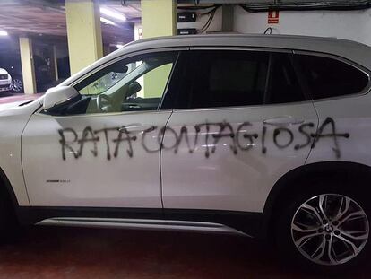 Pintada insultante en el coche de la doctora Silvana Bonino.