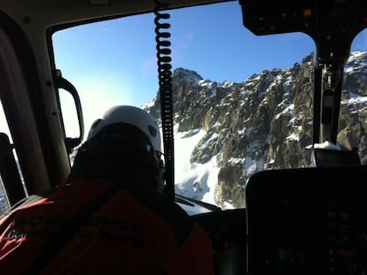 Un helicóptero de la Comunidad de Madrid sobrevuela la zona de Peñalara.