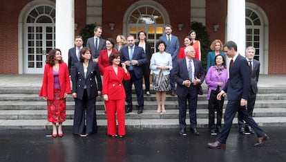 Primer Consejo de Ministros del nuevo Gobierno celebrado en el Complejo de la Moncloa. Foto de familia.