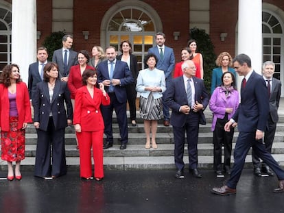 Primer Consejo de Ministros del nuevo Gobierno celebrado en el Complejo de la Moncloa. Foto de familia.