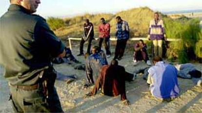 Inmigrantes detenidos en Tarifa en una de las seis expediciones interceptadas ayer por la Guardia Civil.