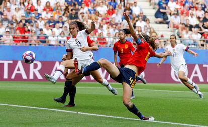 Irene Paredes en acción con Alex Morgan. 