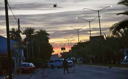 Membros da Marinha realizam buscas nos esgotos da localidade de Los Mochis em Sinaloa, onde Chapo Guzmán foi recapturado.