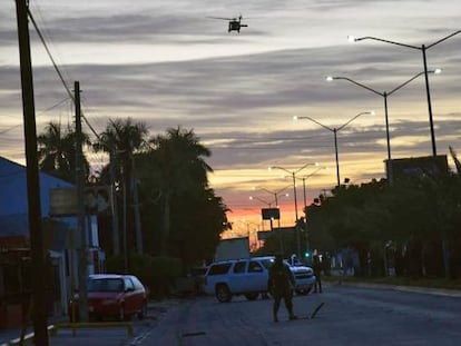 Membros da Marinha realizam buscas nos esgotos da localidade de Los Mochis em Sinaloa, onde Chapo Guzmán foi recapturado.