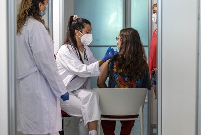 Dos jóvenes en uno de los puntos de vacunación de la Comunidad Valenciana.