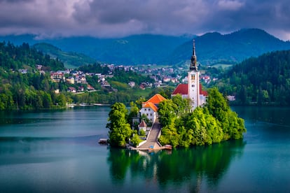 El lago de Bled, un lago glaciar de los Alpes Julianos, en el noroeste de Eslovenia.