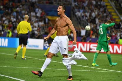 Cristiano Ronaldo celebra el gol que anotó en la final de Champions League ante el Atlético de Madrid en la tanda de penaltis, el 28 de mayo de 2016, en el estadio San Siro en Milán (Italia).