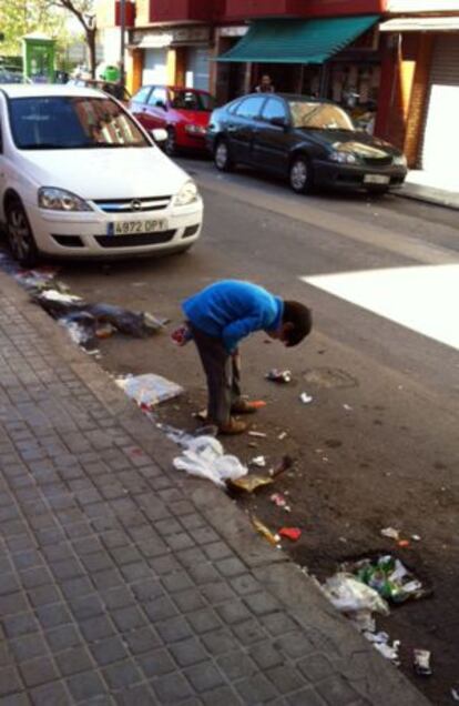 Aspecto de una calle próxima a la avenida del Cid de Valencia con restos de basura hace unos días.