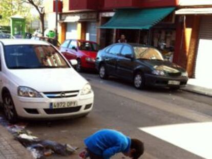 Aspecto de una calle próxima a la avenida del Cid de Valencia con restos de basura hace unos días.