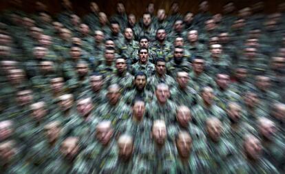 Efectivos del Ejército nacional afgano mientras participan este lunes en una ceremonia de graduación.