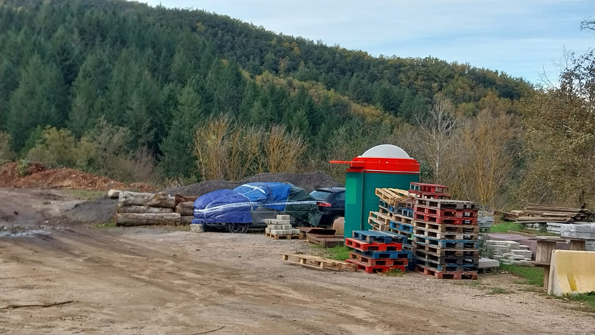 El coche de huida del narco, precintado junto a la fábrica.