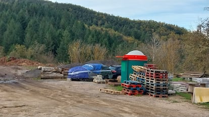 El coche de huida del narco, precintado junto a la fbrica.