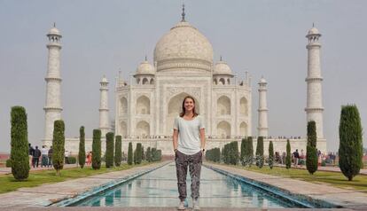 Taylor Demonbreun posa delante del Taj-Mahal durante su estancia en India.