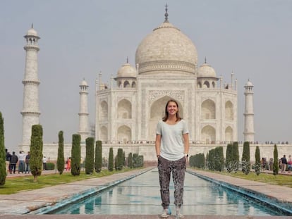 Taylor Demonbreun posa delante del Taj-Mahal durante su estancia en India.