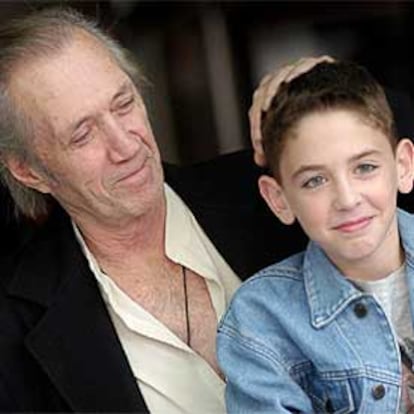 David Carradine, con el niño José María Gómez, en la presentación del filme.