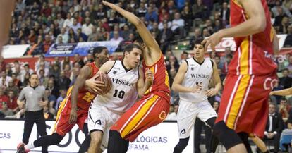 Joaquin Colom intenta entrar a canasta ante la defensa del Murcia