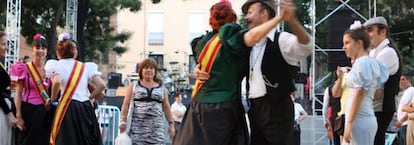 Pareja baila un chotis en Las Vistillas durante las fiestas de La Paloma de 2010. 